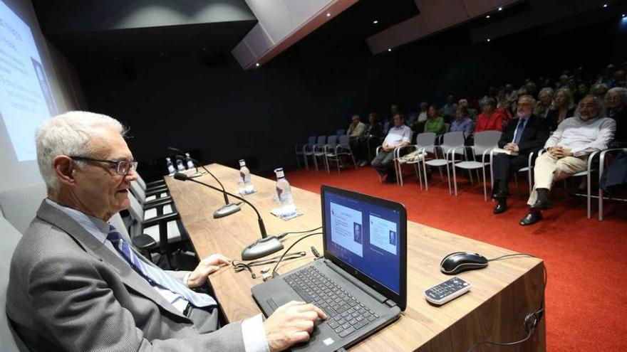 Manuel Alfonseca, durante su conferencia en el Club Prensa Asturiana de LA NUEVA ESPAÑA.