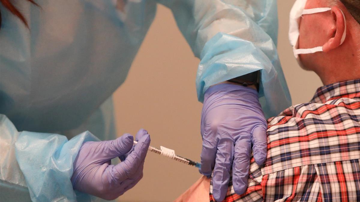 Una persona recibe la primera dosis de vacuna Pfizer contra el covid-19 en el Hospital de Getafe, este martes