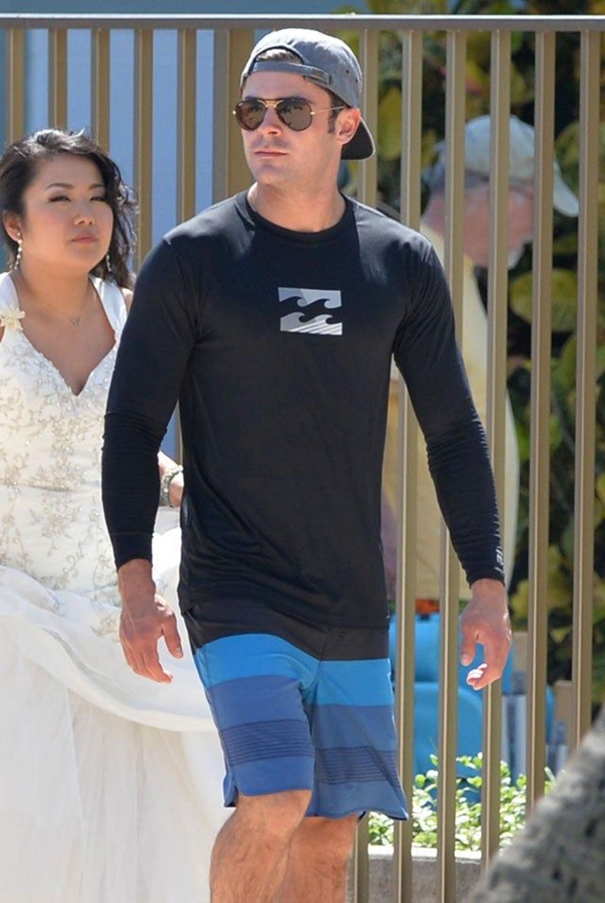 Zac Efron camina hacia la playa