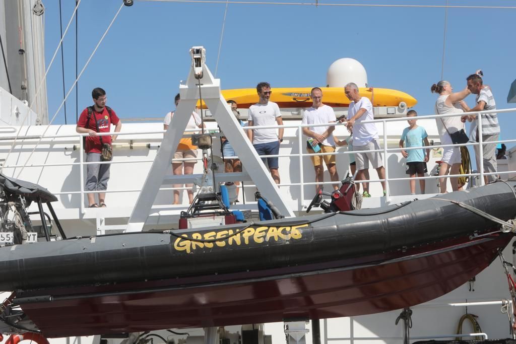 El Rainbow Warrior, buque de Greenpeace, abre sus puertas en València