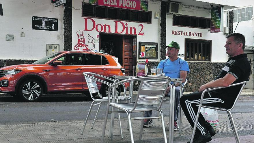 Dos hombres tomando una cerveza en un bar de Frontera.