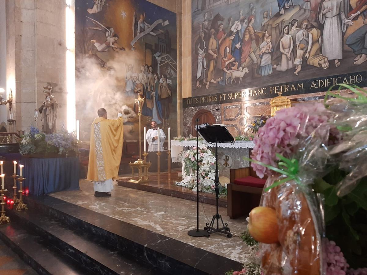 La misa y procesión del Carmín de la Pola, en imágenes
