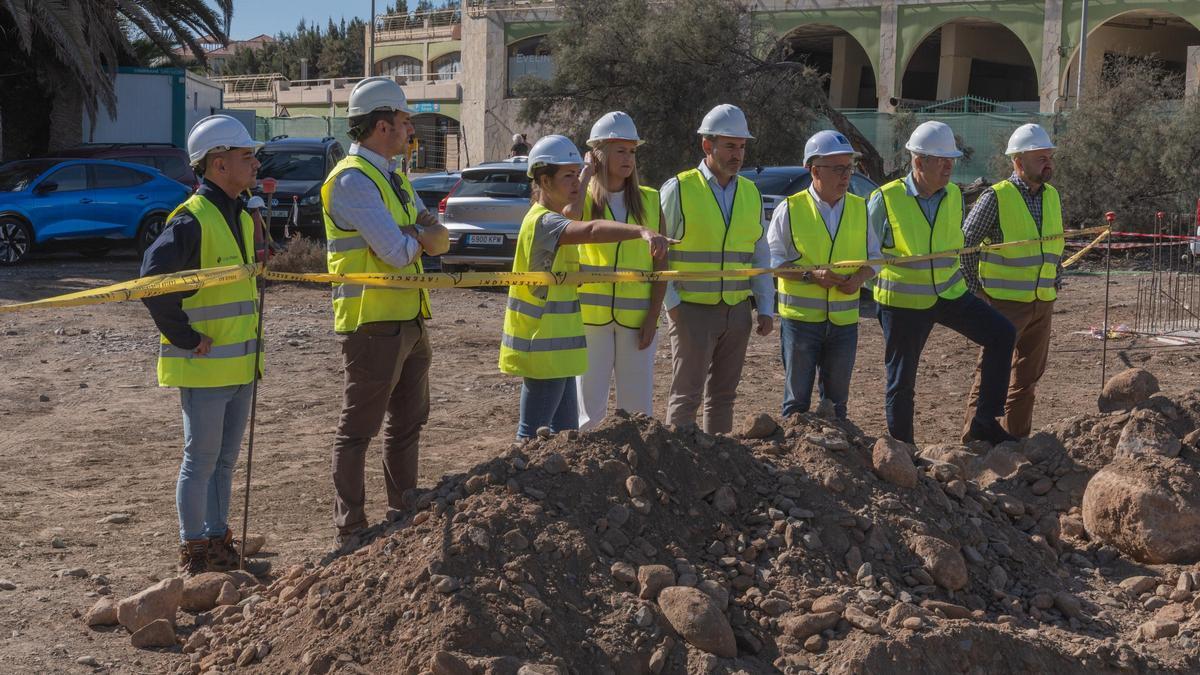 Yilenia Vega, Alejandro Marichal, Antonio Morales, Marco Aurelio Pérez y Carlos Álamo, junto a técnicos de la obra del Palmeral.