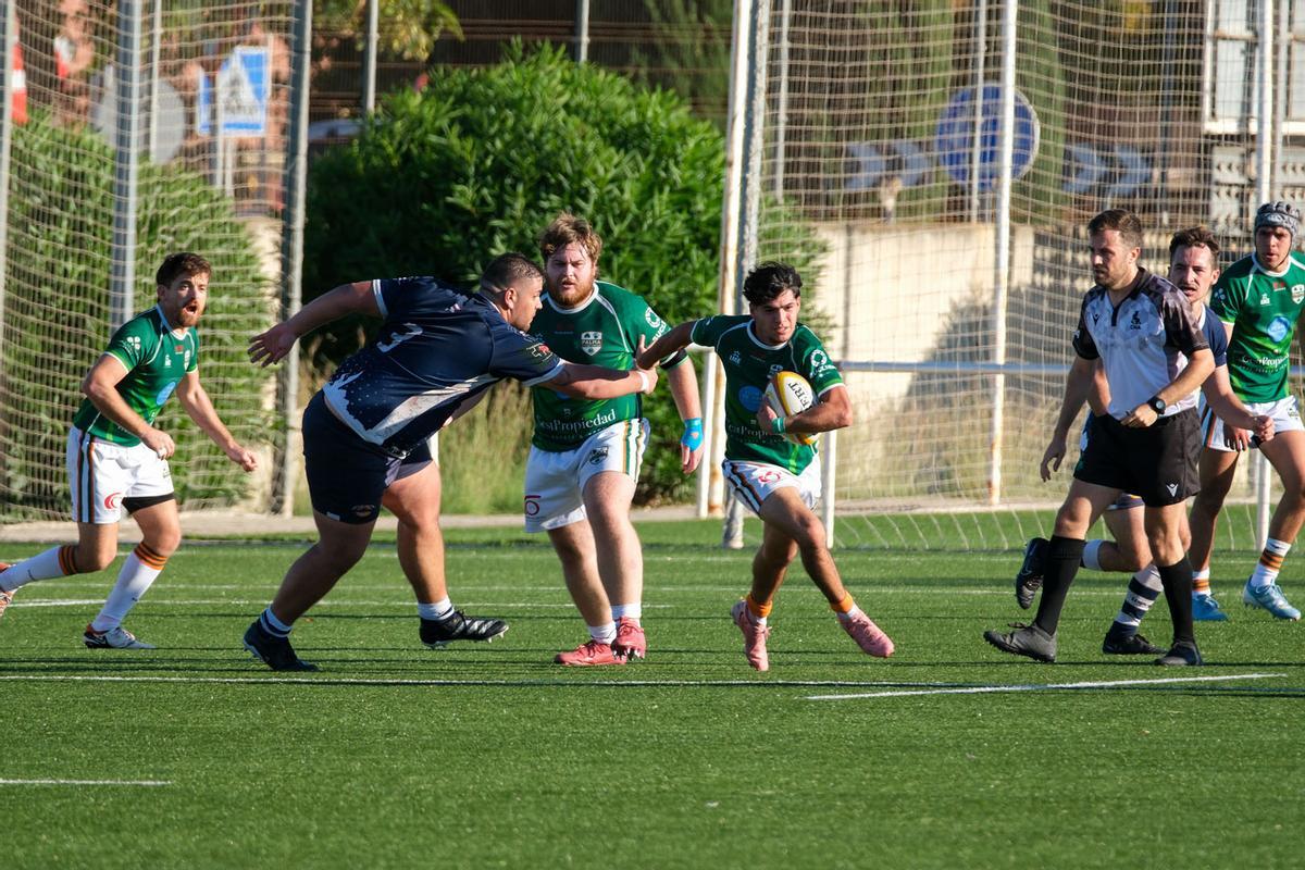 Un jugador del Palma Unión intenta escaparse de un rival en su duelo ante el Sitges