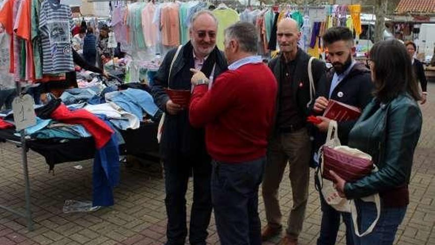 Meijón visitó ayer la feria de A Bandeira con candidatos dezanos.