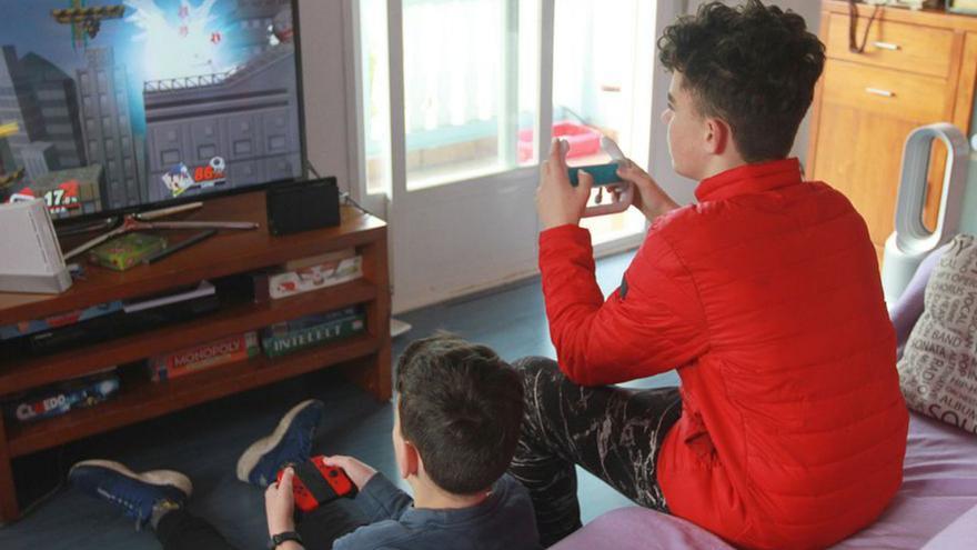 Dos niños, jugando a un videojuego. |   // IÑAKI OSORIO