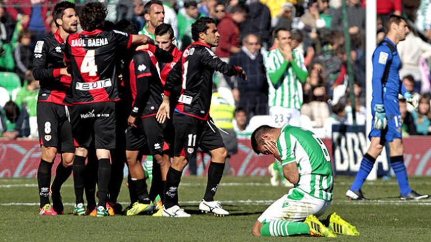 Los jugadores del Rayo celebran el 2-2.