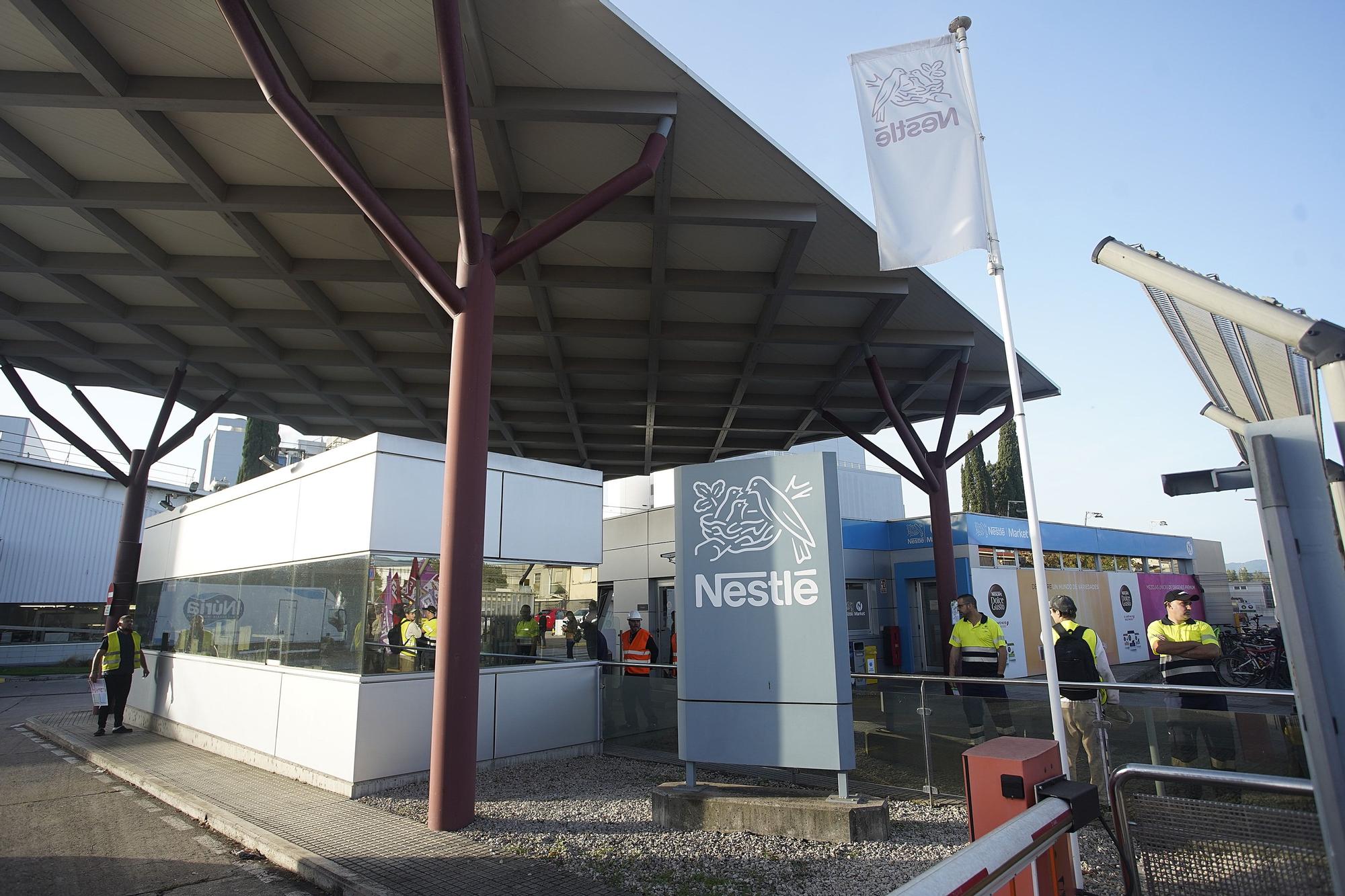 Una cinquantena de treballadors protesten davant la Nestlé de Girona