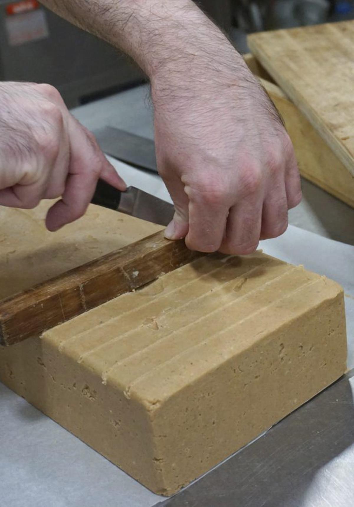 l Heute noch beliebt: der weiche Turrón.  l Die moderne Version des Kapauns à la König Jaume.    l Tomàs Vibot mit dem Buch.  l Weihnachts-klassiker: das Spanferkel.  l Eintopf mit Pute und Huhn.   | FOTOS: TOMÀS VIBOT