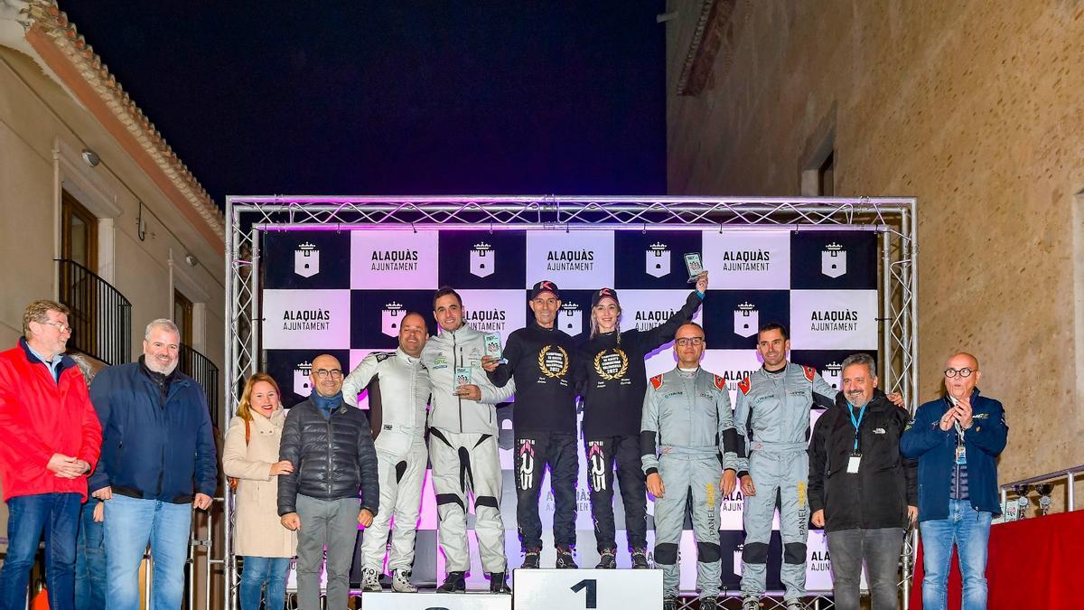 Los ganadores del Rally Javi Sanz en el podio soituado en el Castell d’Alaquàs.