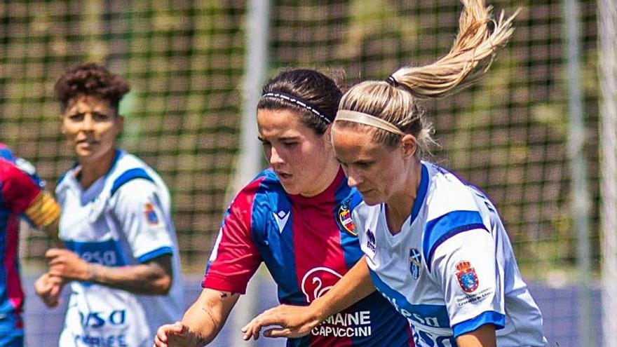 Pleuler trata de llevarse el balón durante el choque.