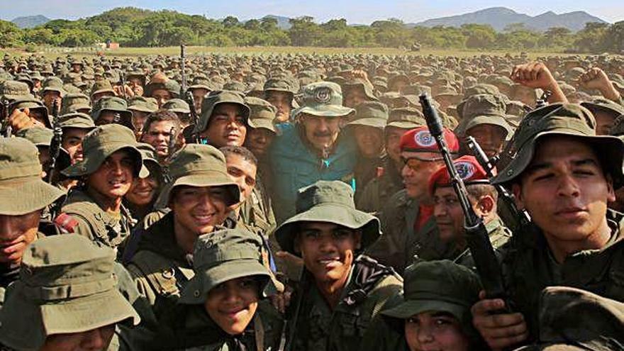 Maduro, amb militars en un camp d&#039;entrenament a El Pao.