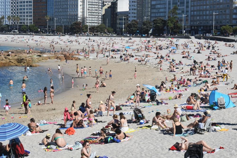 Los termómetros en A Coruña registran temperaturas altas (hasta 27 grados) y las playas de la ciudad se llenan de bañistas.