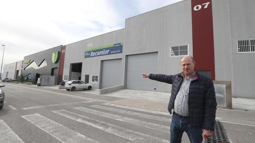 Juan Lucas Sánchez muestra algunas de las naves que ocupan un espacio estratégico empresarial en La Hoya.