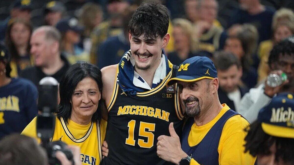 Aday Mara junto a su madre, Angélica, y su padre, Javier, tras proclamarse campeón de la NCAA