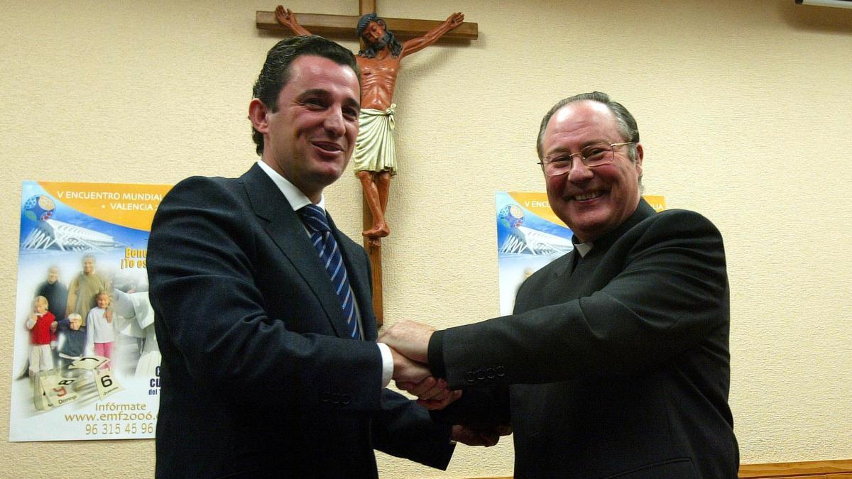 Pedro García y el obispo Esteban Escudero durante la firma del convenio para la retransmisión de la visita del papa.