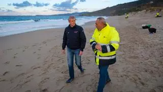 Rueda visita la playa de Barrañán, en Arteixo, para conocer las tareas de limpieza de pélets