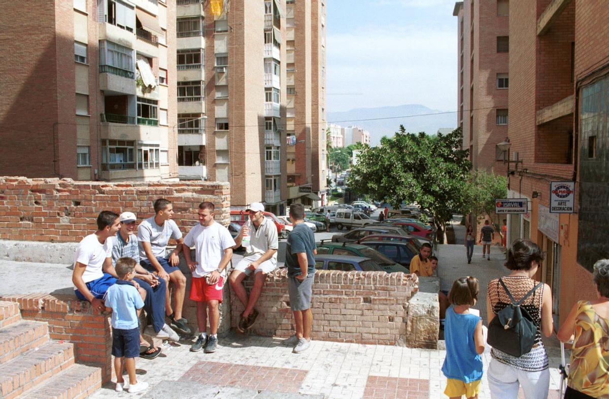 El muro que cortaba en dos la calle Carraca, en Parque Victoria Eugenia, en septiembre de 2000.