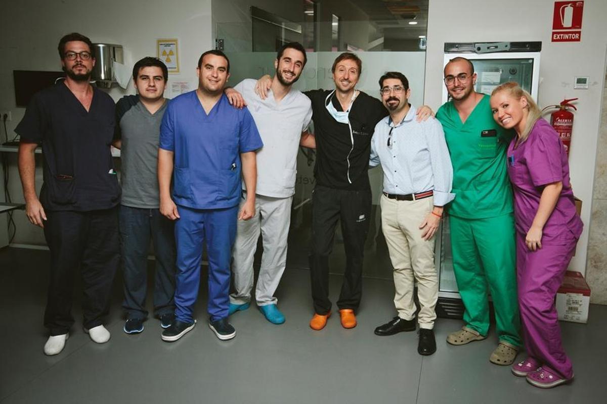 El equipo médico que ha atendido al perro Spirit.