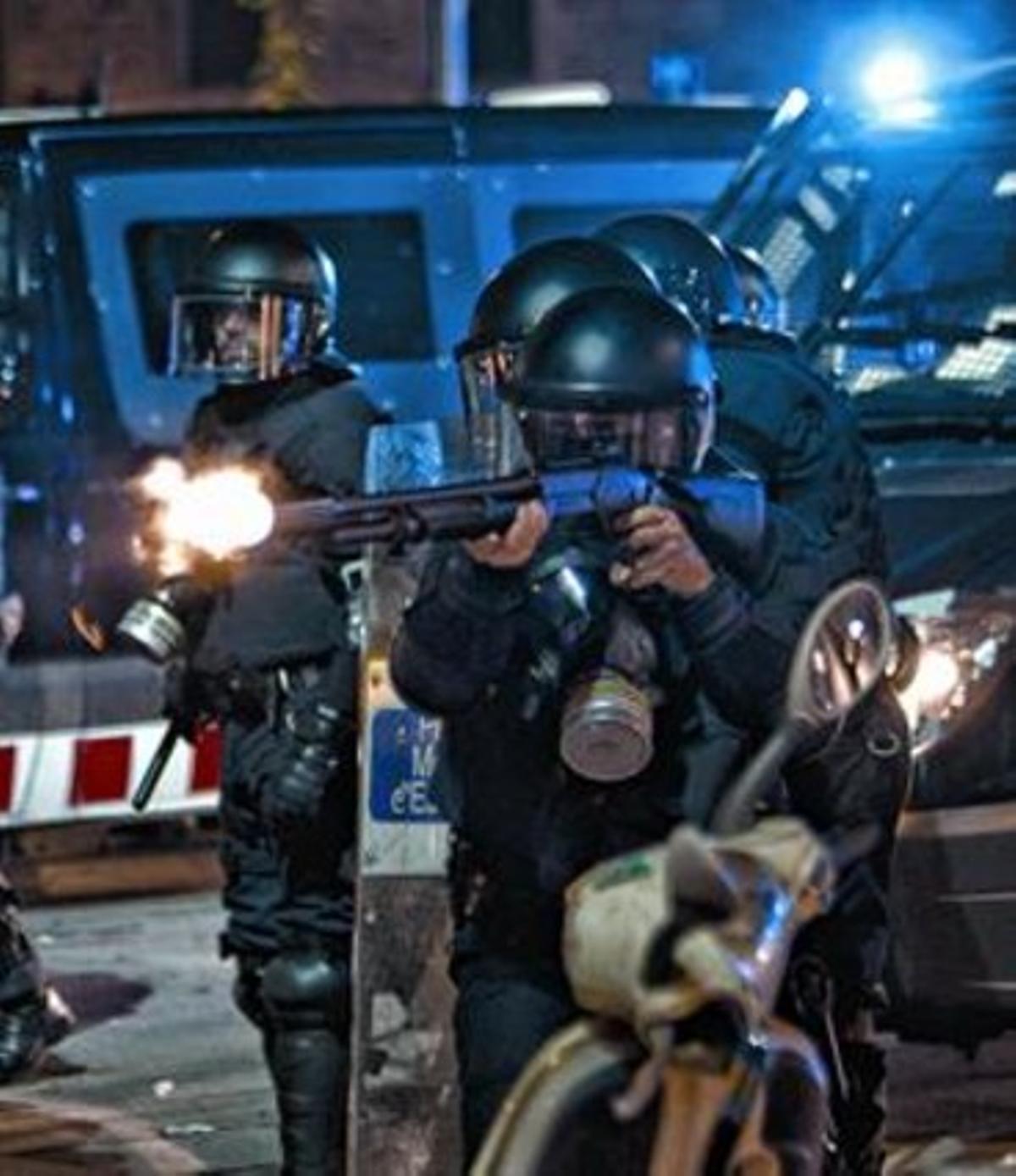 Un mosso dispara una escopeta apta per a boles de goma, la tarda de la vaga general del 14-N, a BCN. Un mosso dispara una escopeta apta per a boles de goma, la tarda de la vaga general del 14-N, a BCN.