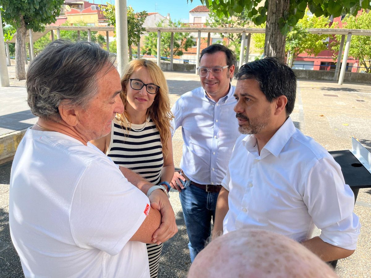 L'alcalde Marc Castells parlant amb un dels veïns del barri Montserrat