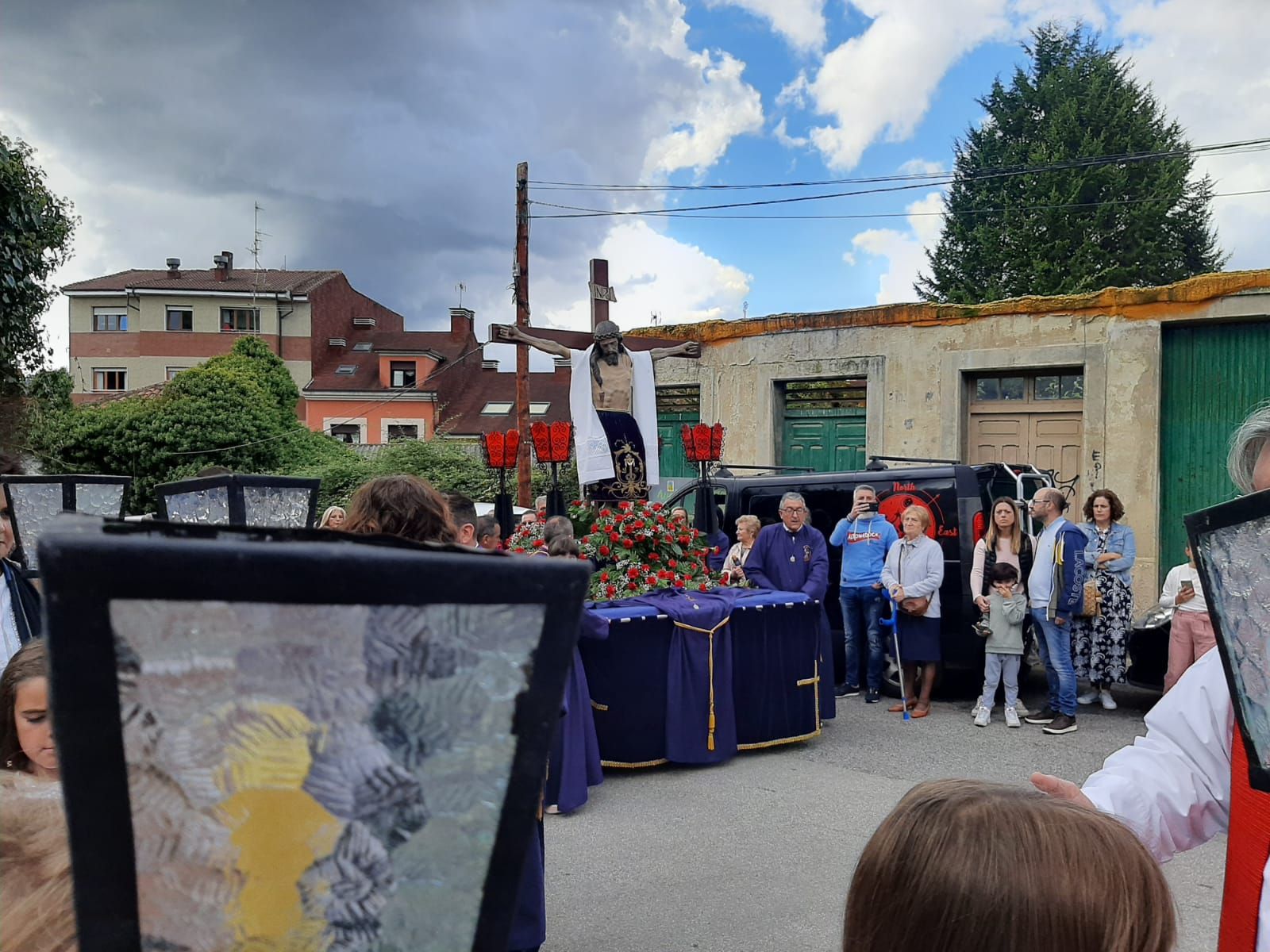 La Pola honra al Cristo de Santa Ana