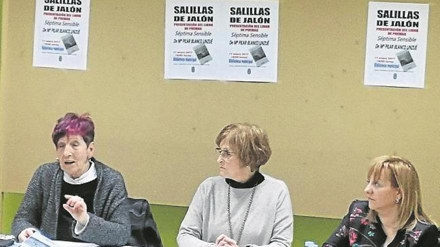 Mª Pilar Blanco comparte con los vecinos su obra ‘Séptima sensible’