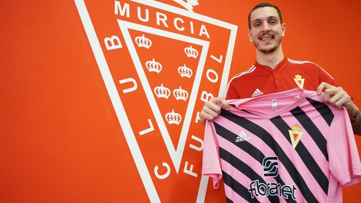 Joao Costa posa con la camiseta del Real Murcia.