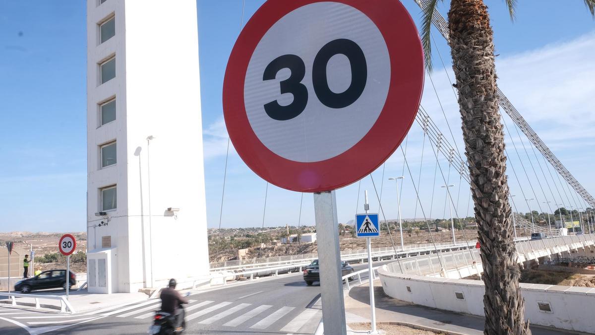 La nueva señal de velocidad en el Pont del Bimil.lenari de Elche