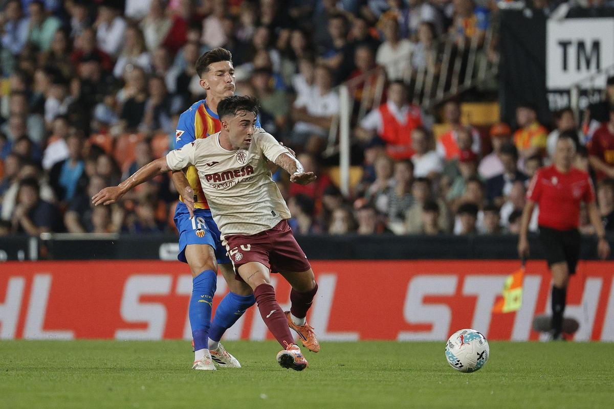 Pepelu defiende a Moleiro en una acción del Valencia - Villarreal disputado en el Camp de Mestalla esta temporada