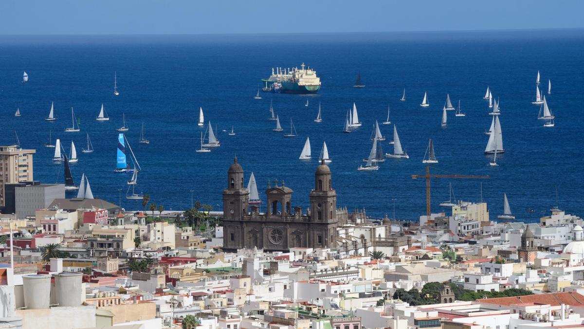 Veleros en la bahía de Las Palmas de Gran Canaria durante el comienzo de una edición de la regata ARC.