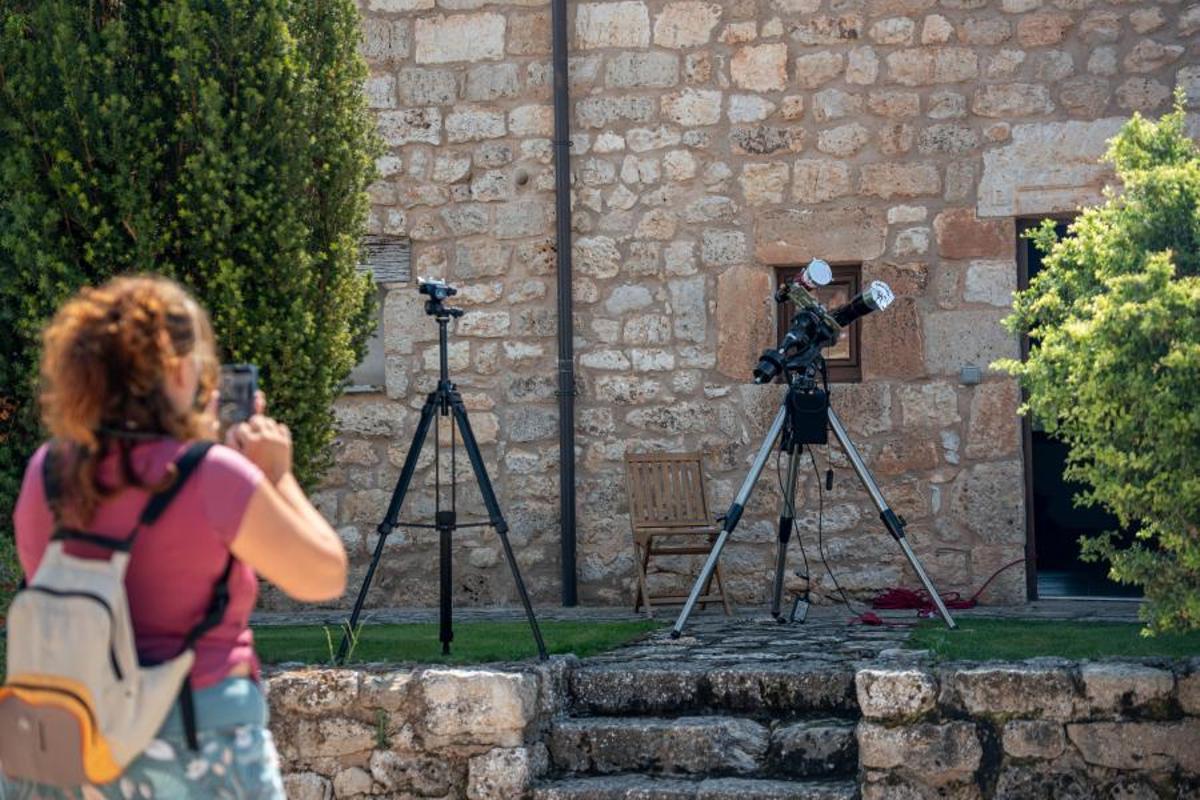 Varias personas instalan sus telescopios durante los preparativos en Villalibado Varias personas instalan sus telescopios durante los preparativos en Villalibado