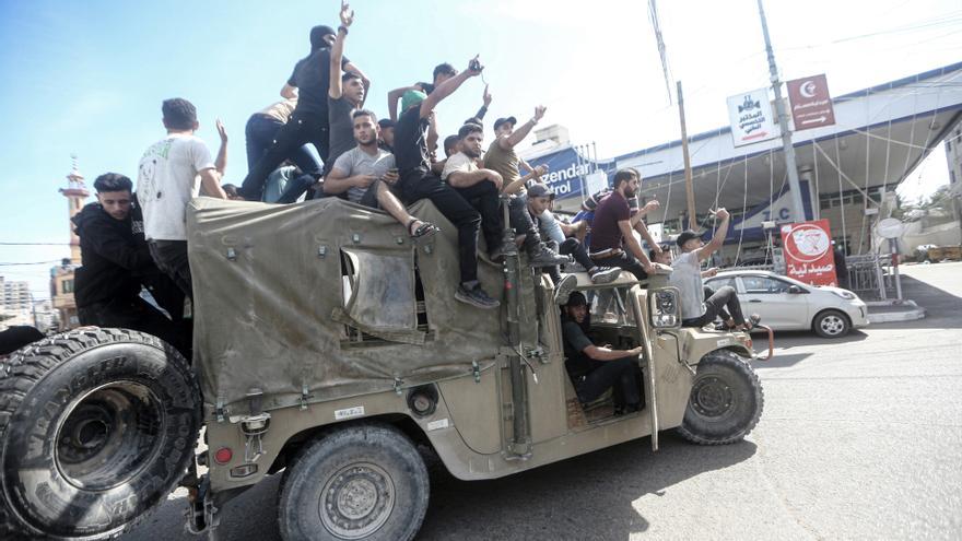 Palestinos celebran en Gaza la captura de varios vehículos militares israelíes