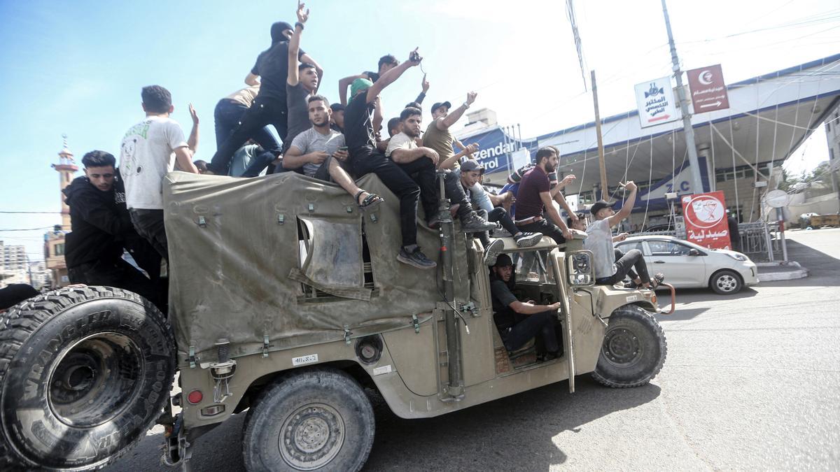 Palestinos celebran en Gaza la captura de varios vehículos militares israelíes