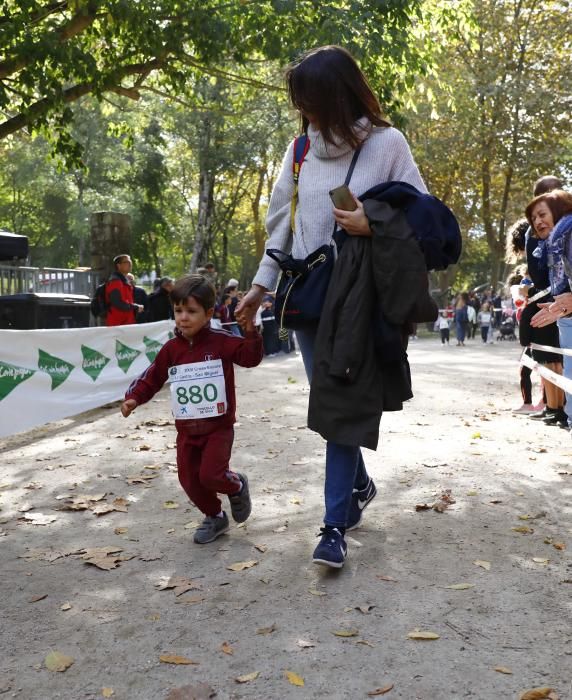 Más de 1.100 jóvenes atletas desafían a las bajas temperaturas para participar en la tradicional carrera de cross escolar.