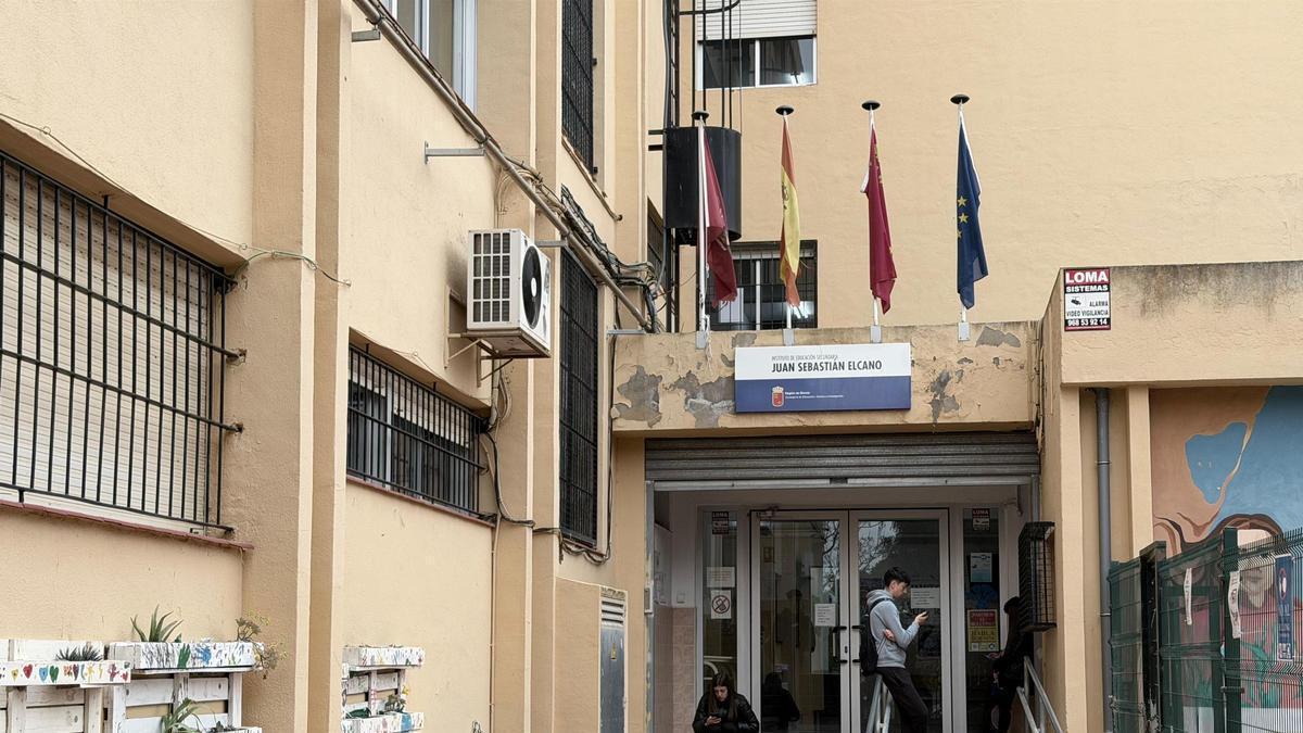 Alumnos del Insituto Juan Sebastián Elcano este lunes en la puerta del centro