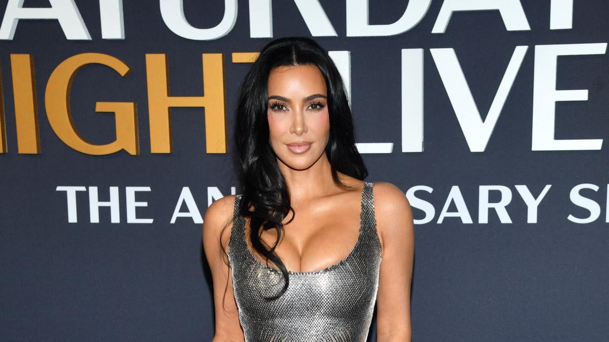 Kim Kardashian en la alfombra del 50 aniversario de 'SNL'