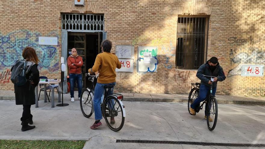 Vecinos de Zaragoza en el momento de recoger sus bicis traídas desde Amsterdam y que son reparadas y reutilizadas.