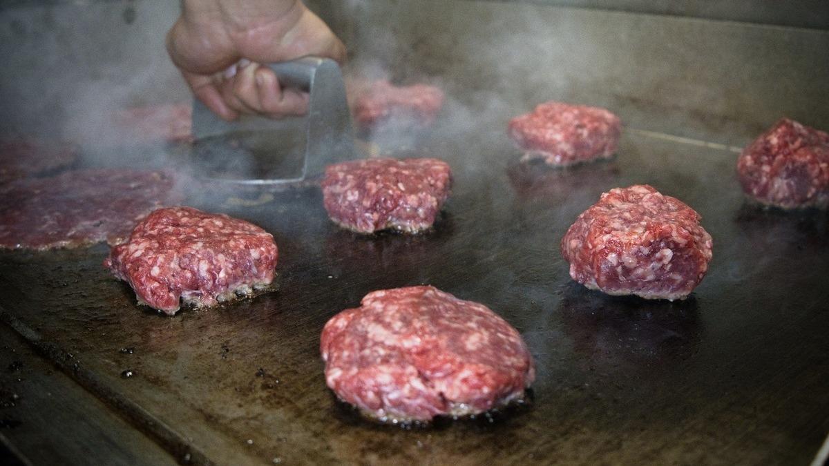 Así aplastan la carne fresca sobre una parrilla caliente en Big Twins