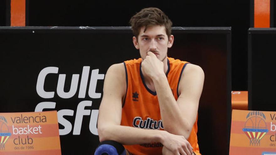 Tibor Pleiss vio la sesión ayer desde el banquillo.