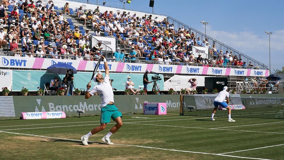 Djokovic junto a Gómez-Herrera en el partido de dobles