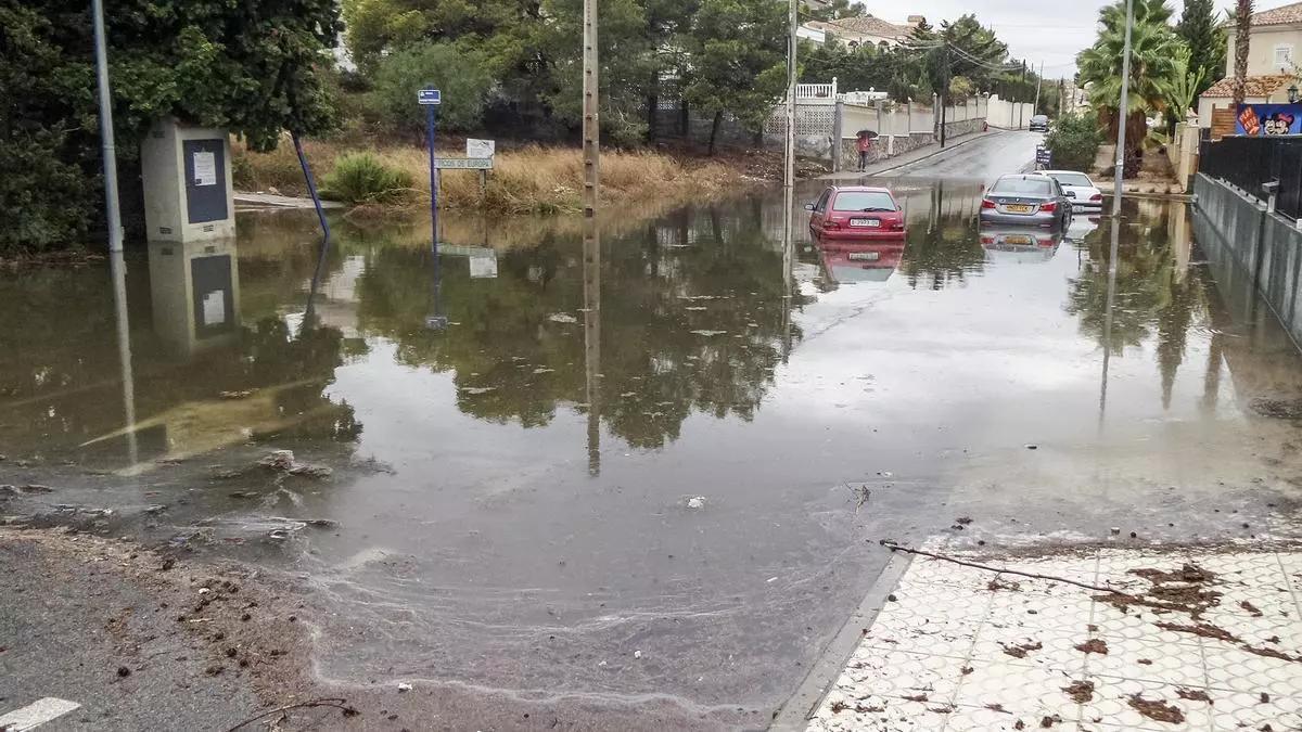 Una calle del municipio inundada por la escasa evacuación de las lluvias