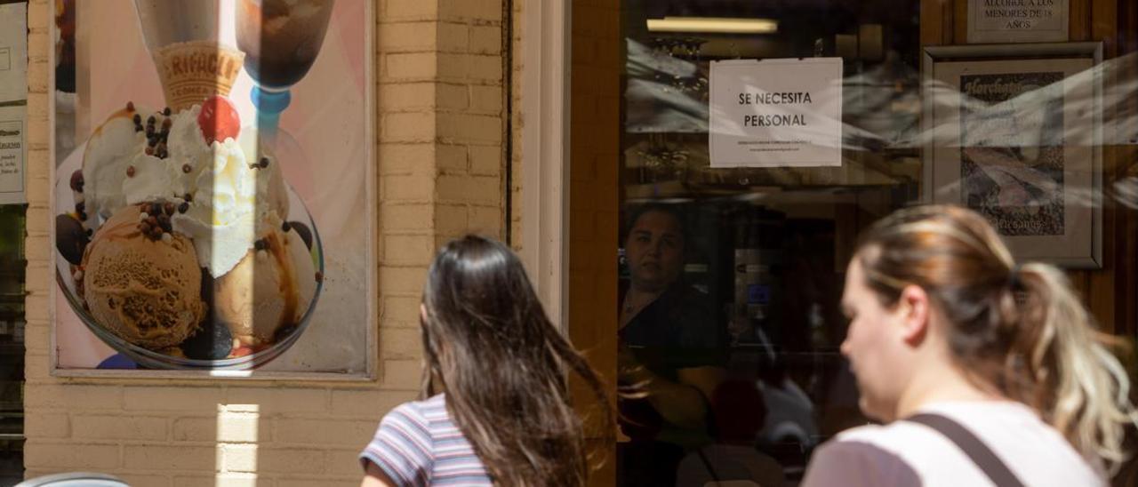 Una heladería de Alicante, con un cartel en el que se indica la necesidad de personal, esta semana.