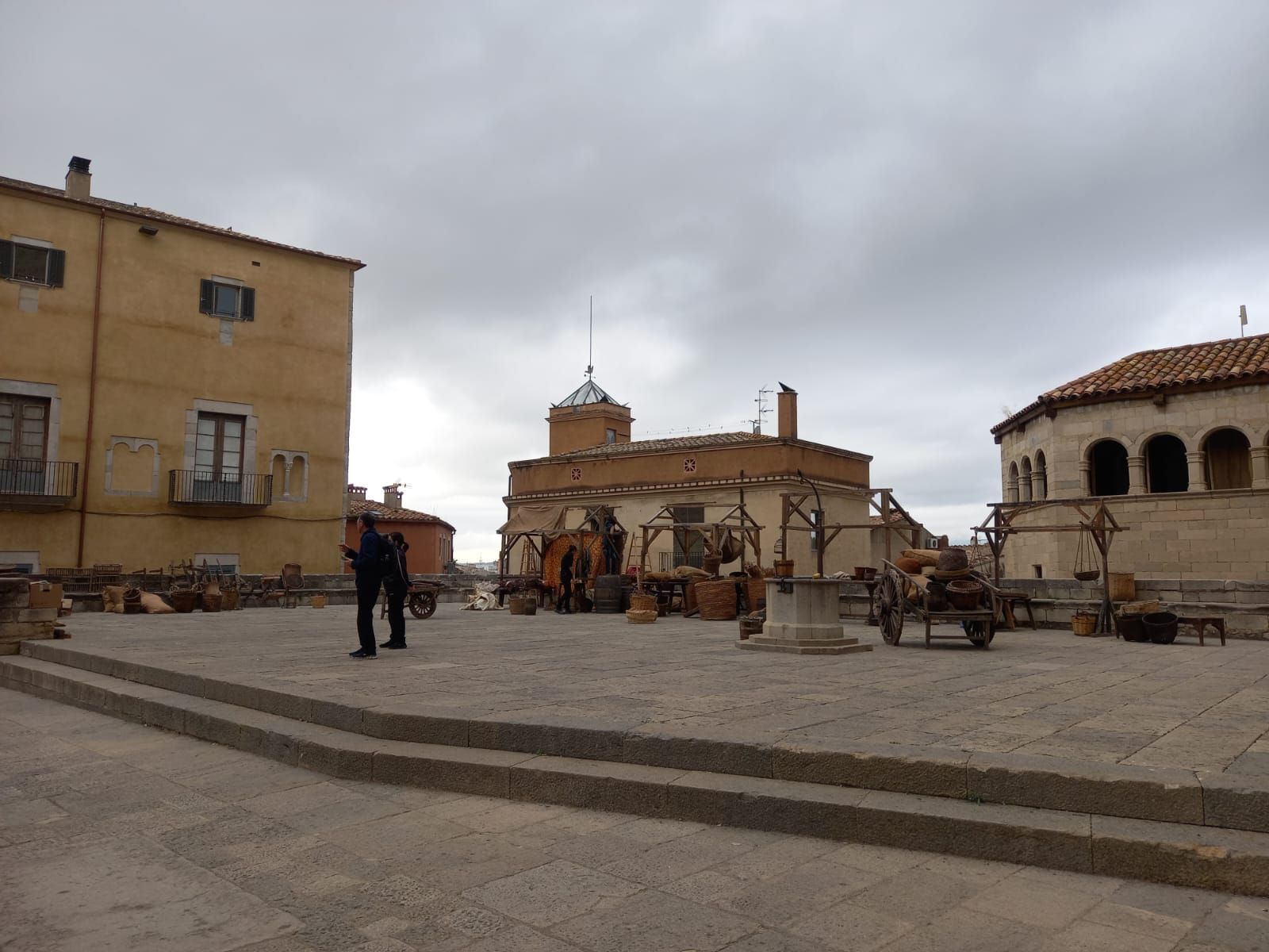 Instal·len una gran pira medieval davant la catedral de Girona per al rodatge de "Mrs.Davis"