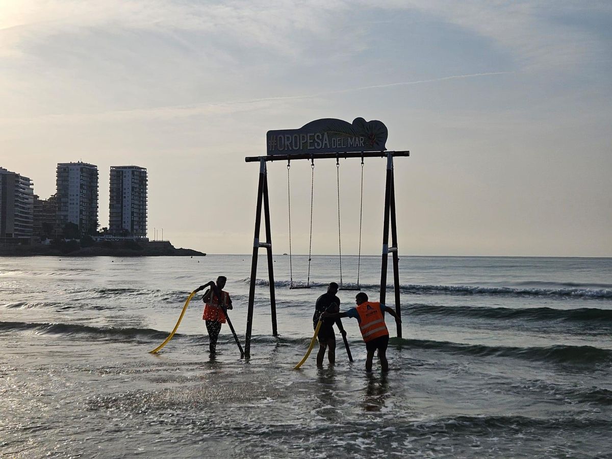 Operarios han montado este jueves el icónico columpio de Orpesa dentro del mar.