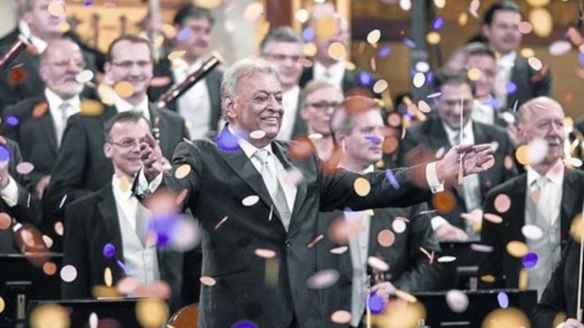 Zubin Mehta, ayer, bajo el confeti, en la gala del concierto de Año Nuevo con la Filarmónica de Viena.