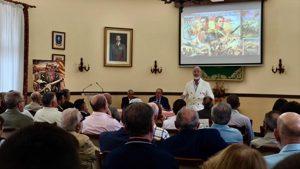 Rafael Gaitán, presidente de la Hermandad de Veteranos de Artillería de Córdoba, inaugura la jornada.