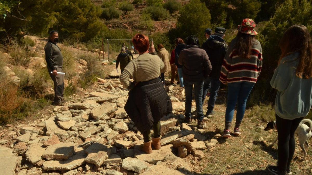 Los vecinos de Las Casas de la Pelá, durante una protesta contra el cierre de la vía que comunica con sus viviendas.