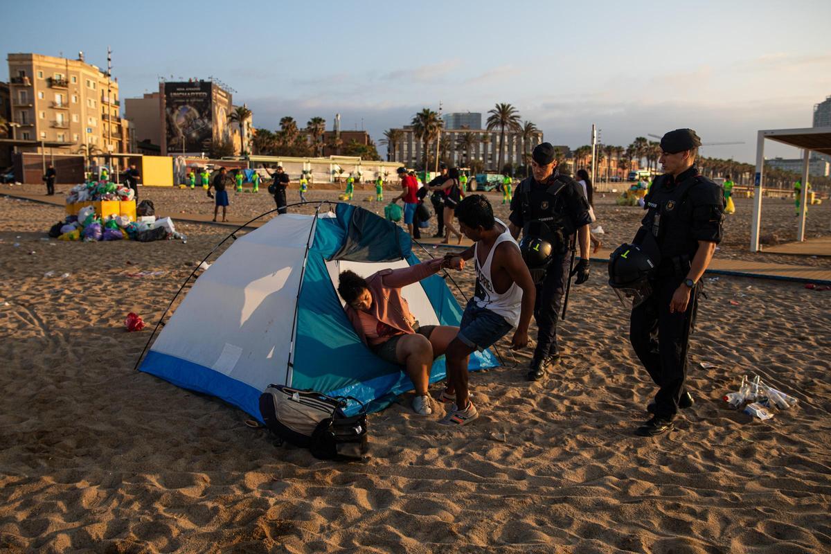 Limpieza de la playa de Barcelona tras la verbena de Sant Joan