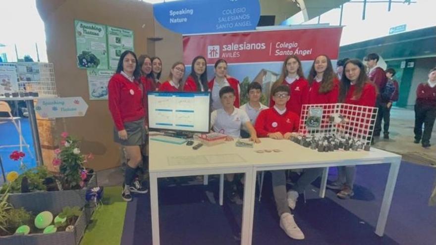 Un grupo de alumnos del colegio Salesiano Santo Ángel de Avilés, premiado por "Speaking Nature", un proyecto que analiza la calidad del aire urbano